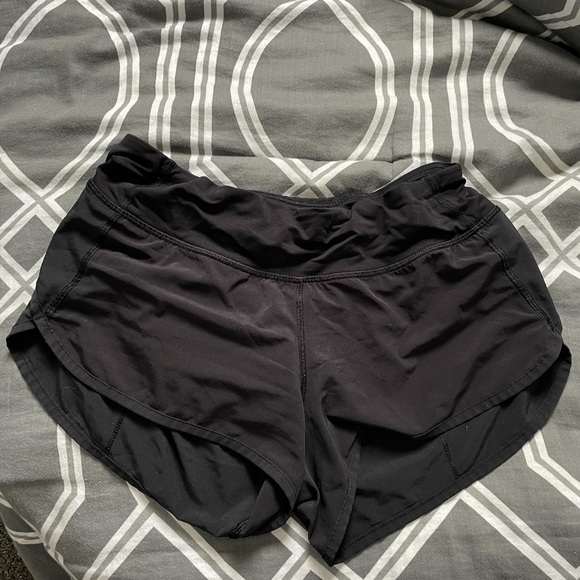 Lululemon Black Speed Shorts Size 4 2.5 inch - Picture 1 of 2